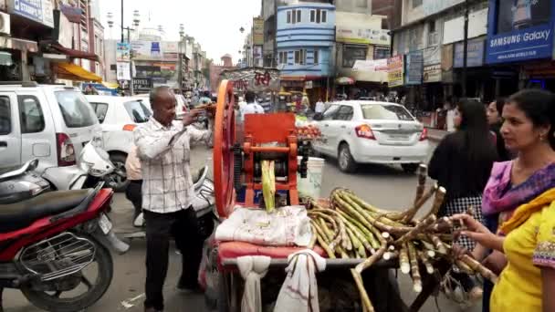 Amritsar India Marzo 2019 Amplia Vista Vendedor Jugos Usando Una — Vídeos de Stock