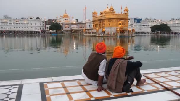 Twee Sikh Mannen Zitten Naast Gouden Tempel Zwembad Amritsar India — Stockvideo