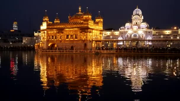 Eine Nachtaufnahme Des Pools Und Des Goldenen Tempels Amritsar Indien — Stockvideo