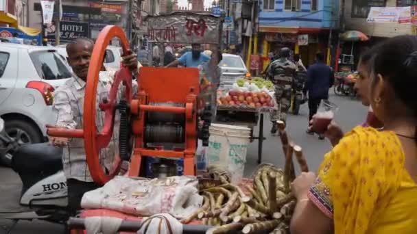 Amritsar Indien März 2019 Ein 60P Clip Eines Zuckerrohrsaftverkäufers Der — Stockvideo