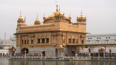 Amritsar, Hindistan 'daki altın tapınakta bulutlu bir gökyüzü.