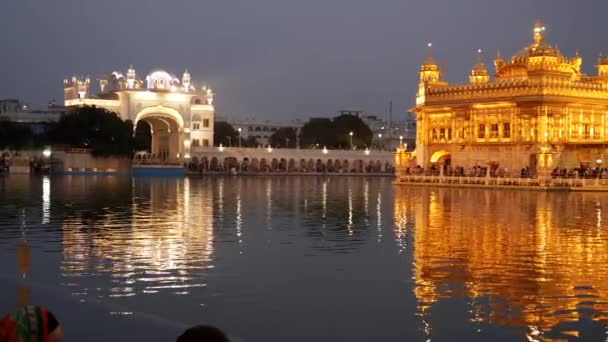 印度毛里萨尔的黄金寺庙建筑群和夜间圣池的泛照 — 图库视频影像