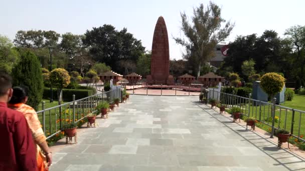 Amritsar India Marzo 2019 Los Visitantes Caminan Hacia Monumento Jallianwala — Vídeo de stock