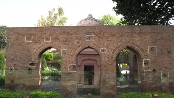 Amplia Vista Una Bala Marcada Pared Jallianwala Bagh Memorial Amritsar — Vídeo de stock