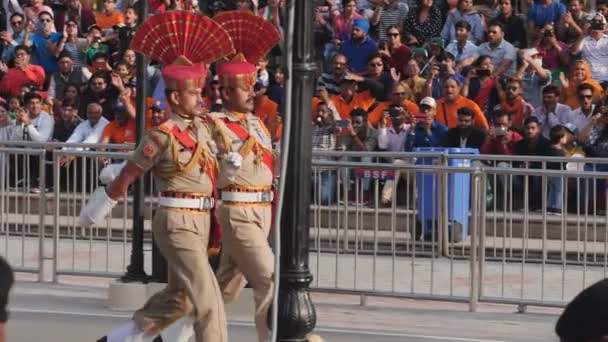 Amritsar India Marca 2019 Filmik Dwóch Żołnierzy Indyjskich Maszerujących Kierunku — Wideo stockowe