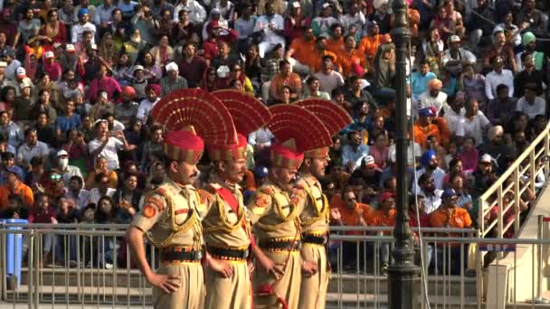Amritsar India Marca 2019 Czterech Indyjskich Żołnierzy Stoi Przed Pakistanem — Wideo stockowe