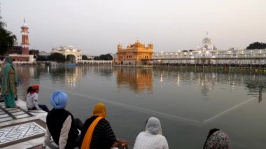 Hindistan, Amritsar 'daki altın tapınağın ve kutsal havuzun geniş açılı görüntüsü.