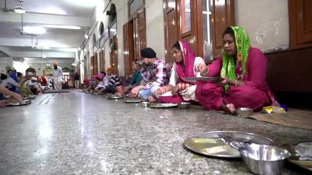 Amritsar India March 2019 Працівник Накриває Підлогу Золотого Храму Продовольчої — стокове відео