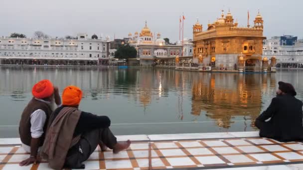 Tre Sikh Män Sitter Vid Den Heliga Poolen Vid Gyllene — Stockvideo
