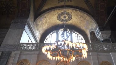 İSTANBUL, TURKEY - 23 Mayıs 2019: İstanbul 'daki Sogia Camii' nin içindeki güzel bir ışık ve ekranın klibini eğ, hindi