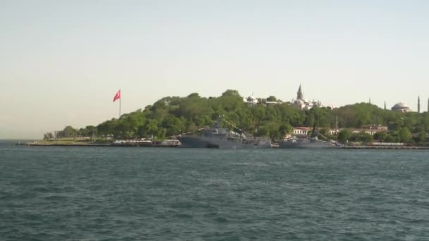 Två Turkiska Örlogsfartyg Förtöjda Vid Istanbul Kalkon — Stockvideo