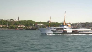 İSTANBUL, TÜRKEYE - 23 Mayıs 2019: İstanbul 'dan İstanbul' a kadar uzanan Hagia camii ile bir feribot.