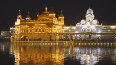 Amritsar, Hindistan 'daki güzel Sikh Altın Tapınağı' nın yakın görüntüsü.