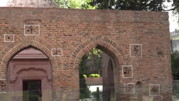 印度Amritsar的Jallianwala Bagh纪念碑墙上的弹孔左盘 — 图库视频影像