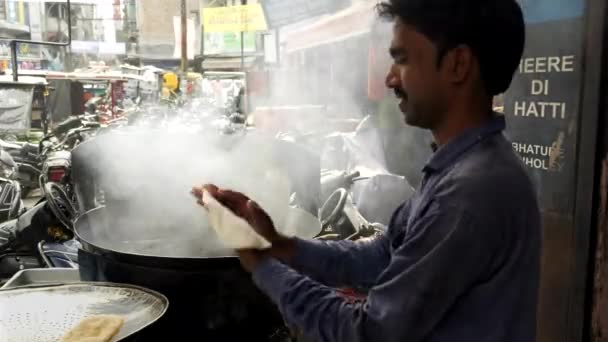 Amritsar Índia Março 2019 Ampla Vista Homem Cozinhando Pão Poori — Vídeo de Stock