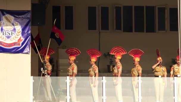 Amritsar India Marca 2019 Żołnierze Indyjscy Balkonie Początku Ceremonii Zamknięcia — Wideo stockowe