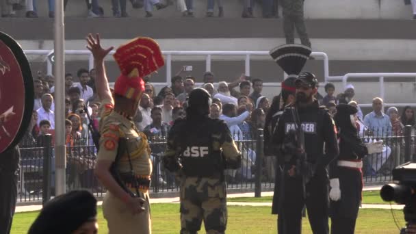 Amritsar India Μαρτιου 2019 Στρατιώτες Θέτουν Προκλήσεις Και Αντιμετωπίζουν Σύνορα — Αρχείο Βίντεο