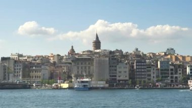 İstanbul 'da bir feribottan görülen galata kulesi, hindi.