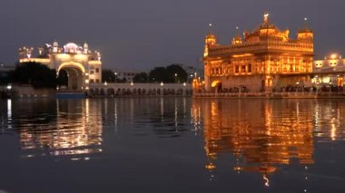 Hindistan, Amritsar 'daki Altın Tapınak ve Langar Deori' nin gece manzarası.