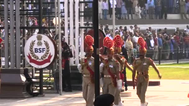 Amritsar India Marca 2019 Funkcjonariusze Straży Granicznej Noszą Flagę Indyjską — Wideo stockowe