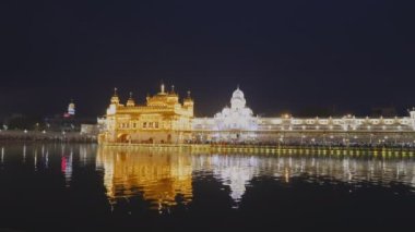 Hindistan, Amritsar 'daki ünlü altın tapınağın geniş açılı gece görüntüsü.