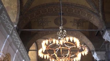 İSTANBUL, TURKEY - 23 Mayıs 2019: İstanbul 'da bir hagia camii lambasının ve tavanın klipsini kaldır, hindi