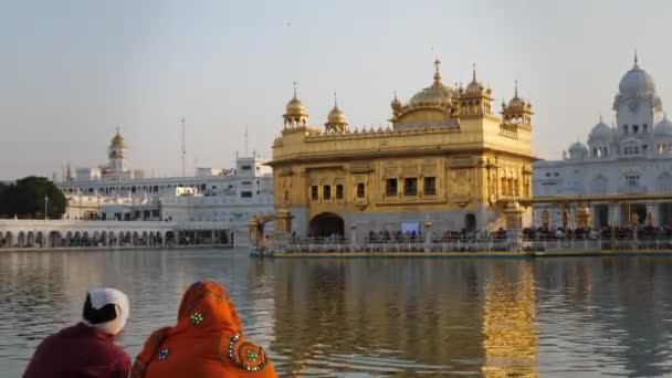 Närbild Två Sikh Tillbedjare Sitter Bredvid Den Heliga Poolen Vid — Stockvideo