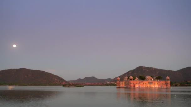 Clipe Crepúsculo Lua Subindo Palácio Jal Mahal Iluminado Jaipur Índia — Vídeo de Stock