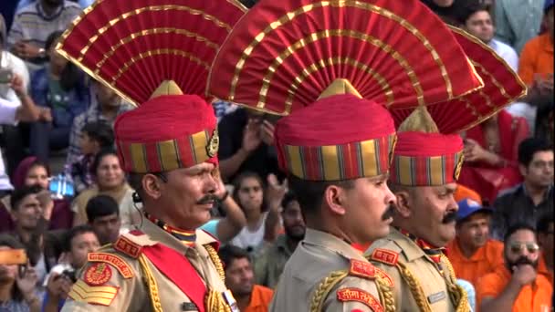 Amritsar India Marca 2019 Zbliżenie Trzech Indyjskich Funkcjonariuszy Straży Granicznej — Wideo stockowe