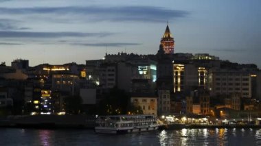 İstanbul 'daki Galata Köprüsü' nden Galata Tower 'ın gece görüntüsü.