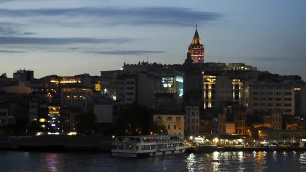 Una Toma Nocturna Torre Galata Desde Puente Galata Estambul Pavo — Vídeos de Stock