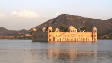Jal Mahal Sarayı ve Man Sagal Gölü Jaipur, Hindistan 'da gün batımında
