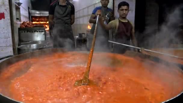 Jaipur India Marzo 2019 Foto Nocturna Cocinero Revolviendo Una Olla — Vídeos de Stock
