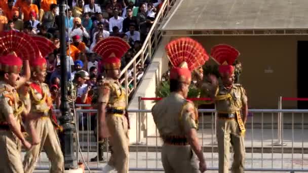 Amritsar India March 2019 Індіанські Прикордонники Кидають Зброю Виклик Пакистанським — стокове відео
