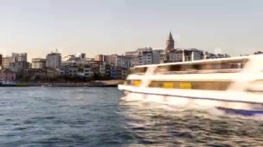 İstanbul 'da arka planda galata kulesi ve hindili feribot trafiğinde zaman aşımı.