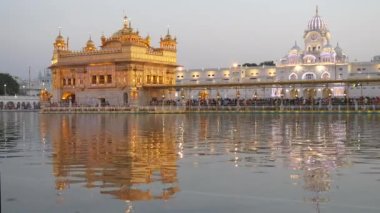 Hindistan, Amritsar 'da gün batımında ünlü altın tapınağın orta manzarası.