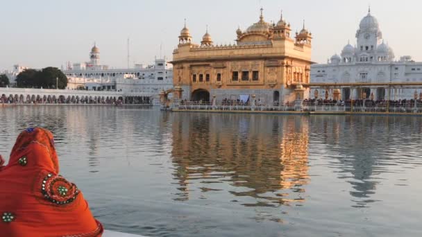180P Zeitlupenclip Goldener Tempelreflexe Amritsar Indien Mit Sikh Frau Vordergrund — Stockvideo