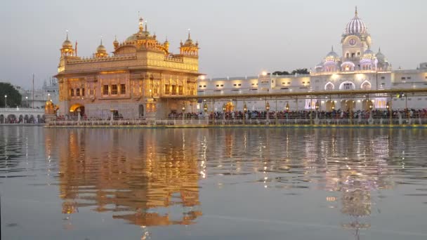 Uma Vista Média Famoso Templo Dourado Pôr Sol Amritsar Índia — Vídeo de Stock
