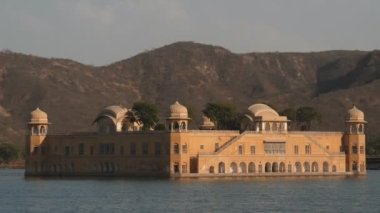 Jaipur, India 'daki Jal Mahal Sarayı' nda bir öğleden sonra. 4K 60p.