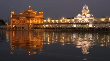 Amritsar, Hindistan 'daki Altın Tapınak' ta kuyruğa giren Sikh hacıların alacakaranlık çekimi.