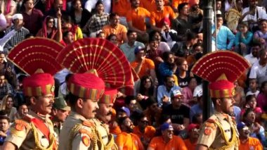 AMRITSAR, INDIA - 19 Mart 2019: Hindistan 'ın Amritsar kenti yakınlarındaki Vaha sınırında sınır muhafızları ve Hintli kalabalık