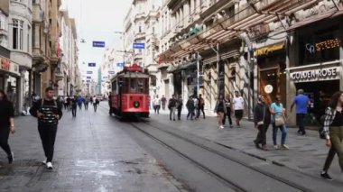İSTANBUL, TURKEY - MAYIS, 22, 2019: İstanbul 'a yaklaşan taksim-tünel tramvayı 4K 60p klibi, hindi