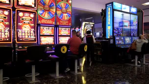 Лас Вегас Сша Сентября 2019 Года Путешественники Играющие Игровые Автоматы — стоковое видео