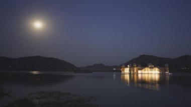 Jaipur, Hindistan 'da Jal Mahal Palace, Lake Man Saman ve dolunay gecesi.