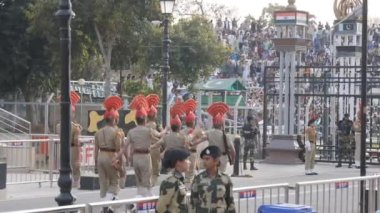 AMRITSAR, INDIA - 19 Mart 2019: Hindistan muhafızlarının Amritsar, Hindistan 'daki Hindistan ve Pakistan arasındaki Vagah sınırına yürüdükleri ağır çekim klibi