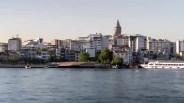 İstanbul 'daki Bosphorus' ta feribotlu tarihi galata kulesinin zaman aşımı, hindi
