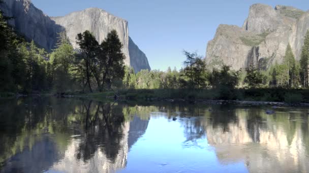 カリフォルニア州ヨセミテ国立公園のエル キャピタン ブライダル ベール滝 マーセド川の午後の景色 — ストック動画