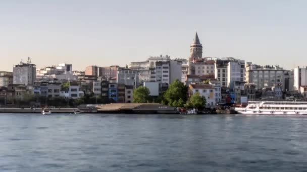Zeitraffer Des Historischen Galata Turms Mit Fähren Auf Dem Bosporus — Stockvideo