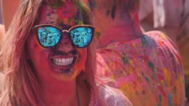 Hindistan, Jaipur 'da kutlayan mavi aynalı güneş gözlüklü Amerikalı bir kızın yavaş çekim klibi.