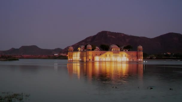 Noite Tiro Uma Bela Jal Mahal Palácio Iluminado Lago Homem — Vídeo de Stock